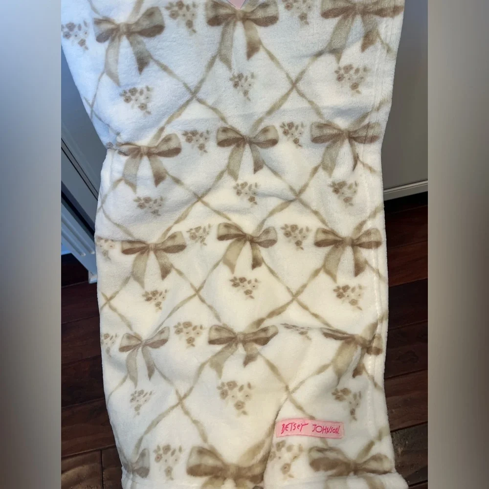Betsey Johnson Throw Blanket- Cream and Tan Bows